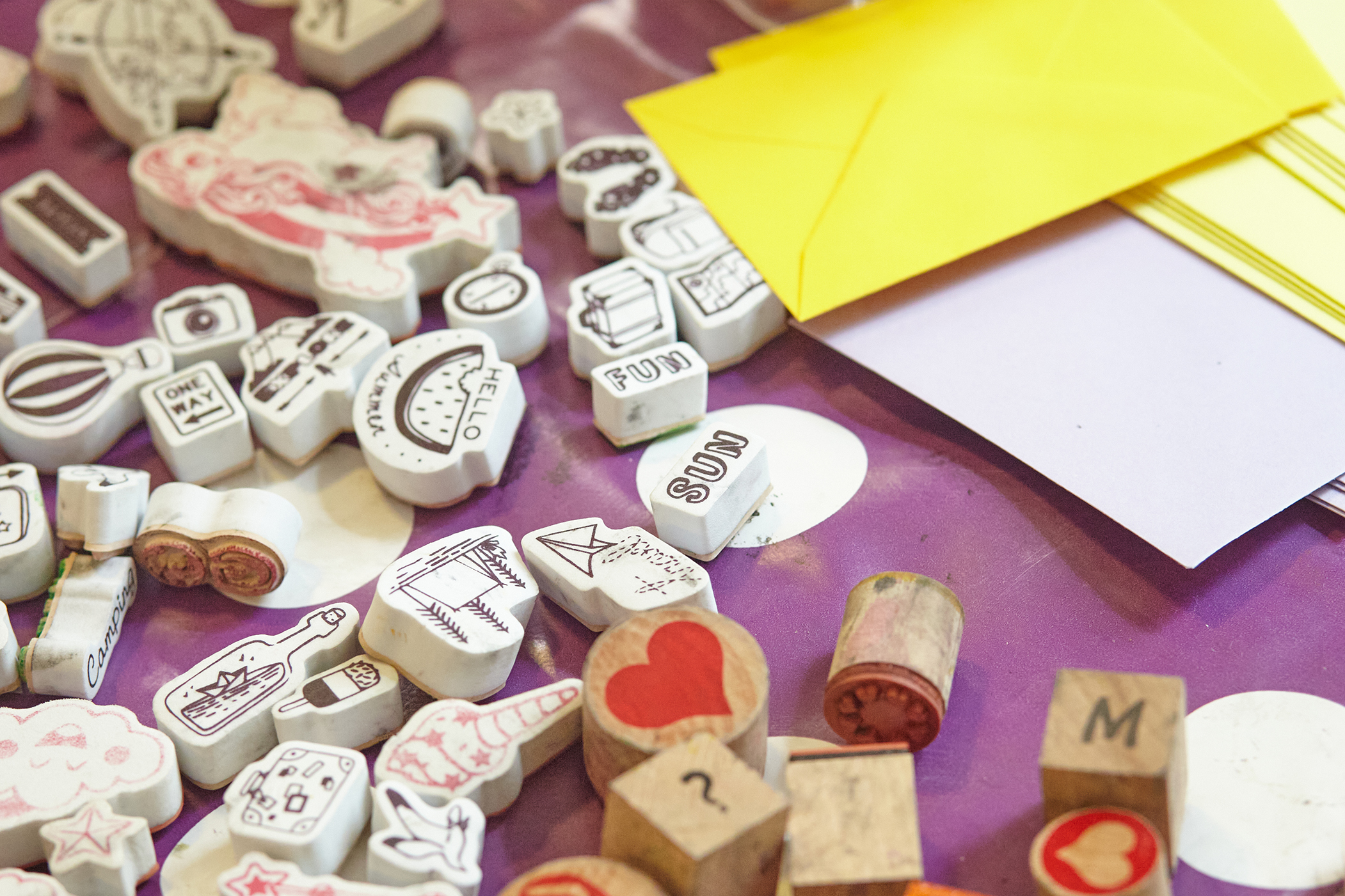 Bunte Aktionstafel mit Beiträgen der Jungen