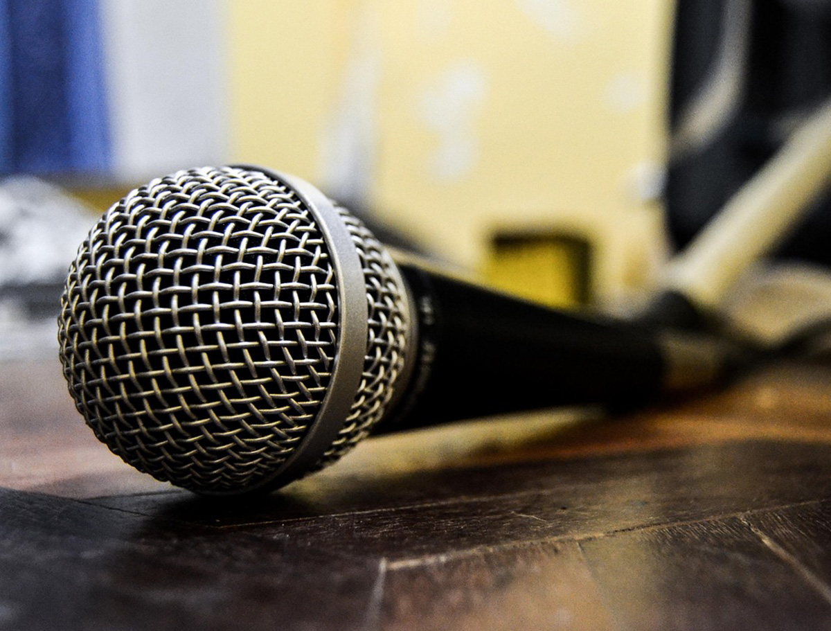 Ein Mikrofon liegt auf einem Tisch
