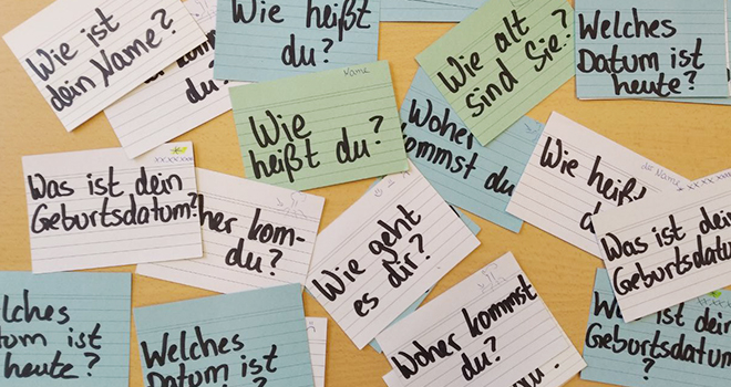 Ein Tisch voller Karteikarten