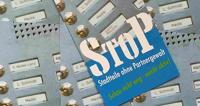 Klingelschilder mit einem Flyer im Vordergrund